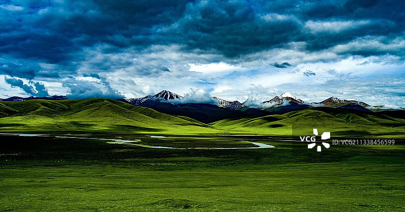 皑皑雪山 绿绿草原 人间天堂图片素材