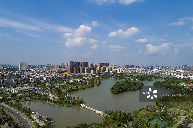 江苏省淮安市涟水县蓝天白云下的五岛湖公园图片素材