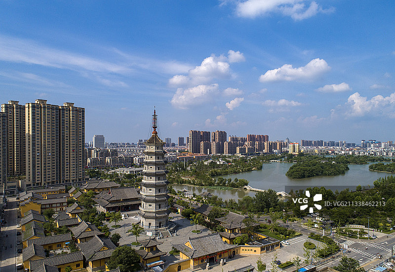 江苏省淮安市涟水县蓝天白云下的五岛湖公园图片素材