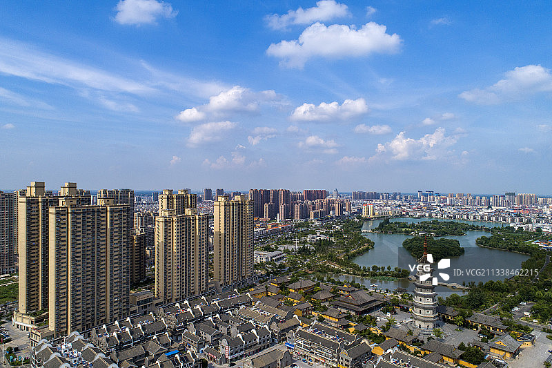 江苏省淮安市涟水县蓝天白云下的五岛湖公园图片素材