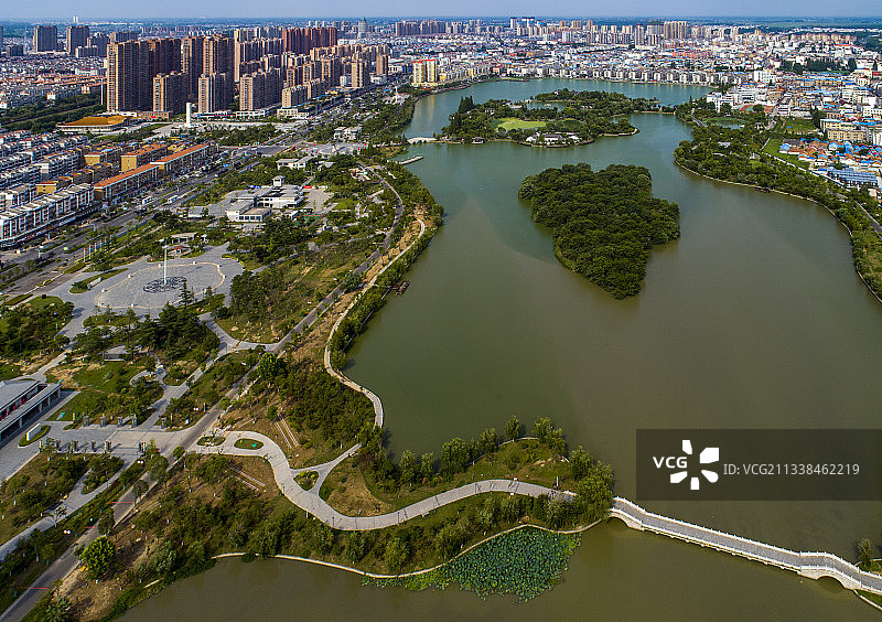 江苏省淮安市涟水县蓝天白云下的五岛湖公园图片素材