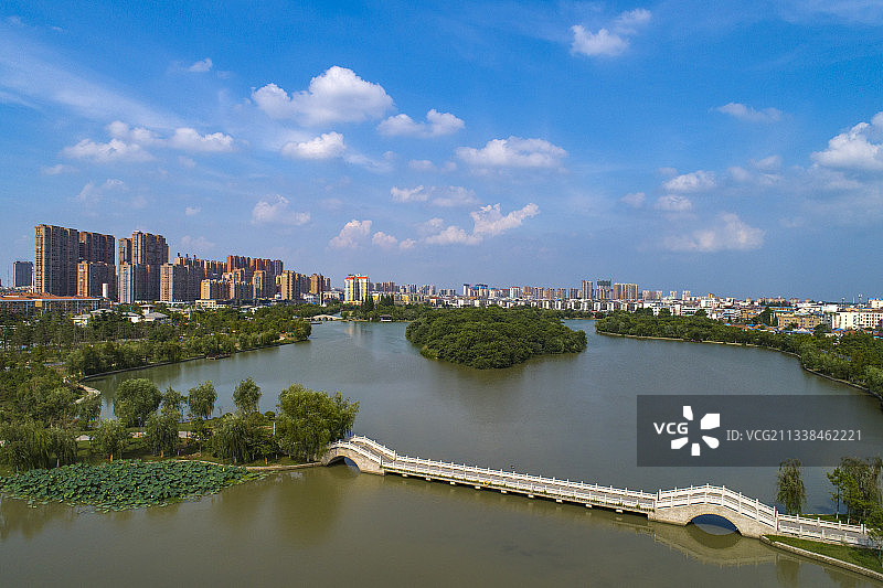 江苏省淮安市涟水县蓝天白云下的五岛湖公园图片素材