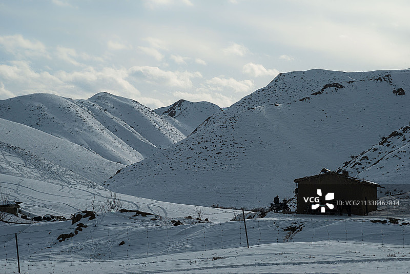 当春雪与丹霞相拥，美色撩人（新疆硫磺沟）图片素材