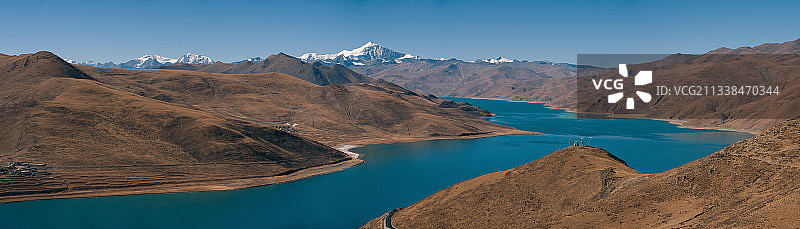 羊卓雍错和宁金岗桑图片素材
