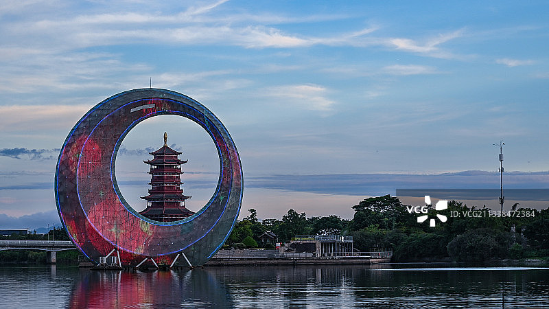 厦门园博苑杏林塔与月光环图片素材