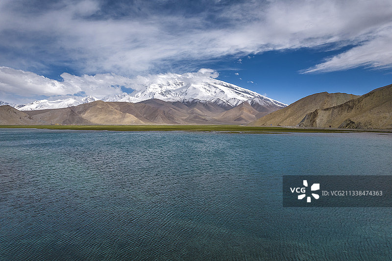 中国新疆慕士塔格峰和喀拉库勒湖图片素材