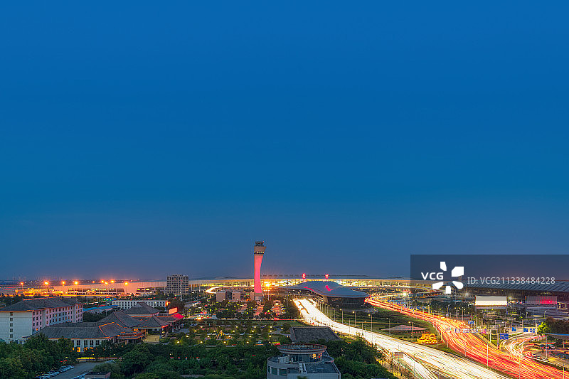 河南郑州新郑国际机场夏季夜景户外风光全景图图片素材