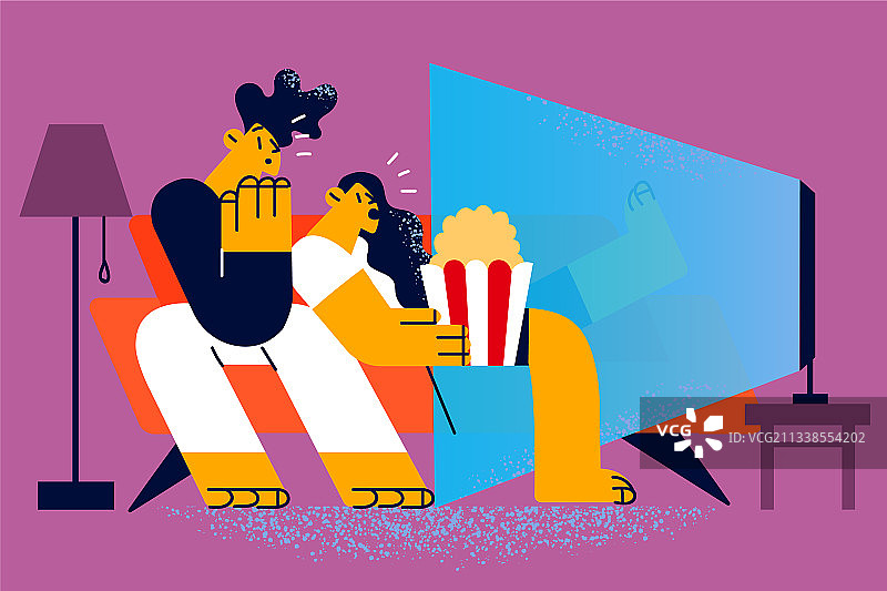 居家观看恐怖片图片素材