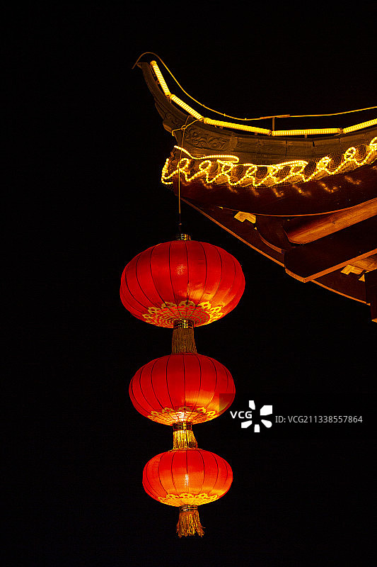 屋檐悬挂的灯笼图片素材