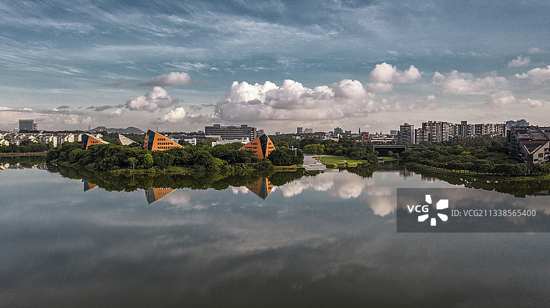 夏日松山湖宁静的清晨图片素材