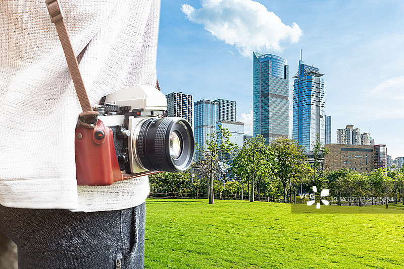 深圳福田市中心和背着相机的旅行者图片素材