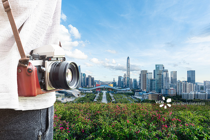 深圳福田市中心和背着相机的旅行者图片素材