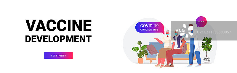 男医生为戴口罩的老年患者接种疫苗图片素材