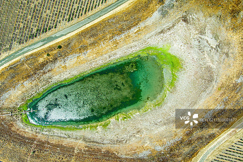 纳帕县葡萄园，加利福尼亚州航拍：干旱灌溉，水塘水库干涸，气候变化，水泵，卡内罗斯区图片素材