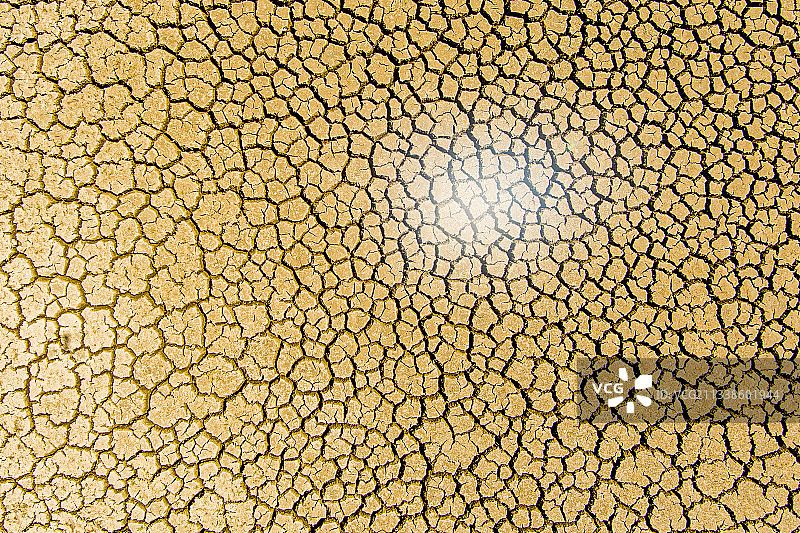 阳光闪耀下的旱地奶牛池塘，龟裂的池塘床，索诺玛县，加利福尼亚州，气候变化，干涸的土地，耗尽的水库航拍图片素材