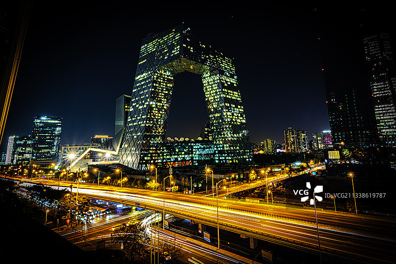 夜幕下北京CCTV中央电视台总部，三环上车水马龙（长曝光）图片素材