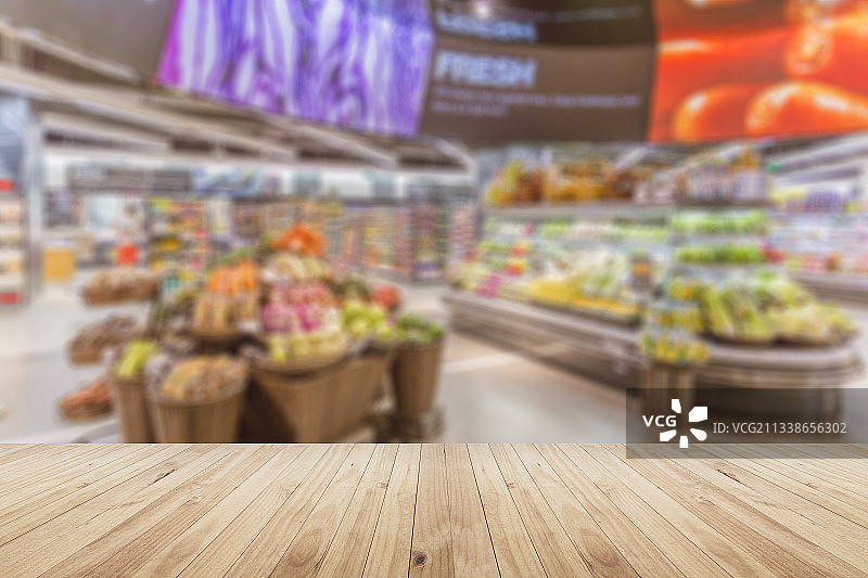 木板和模糊的超市内景图片素材