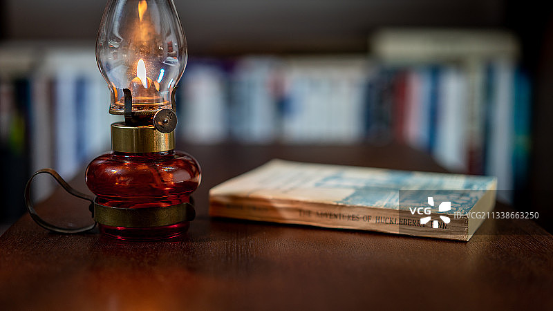 油灯&书图片素材