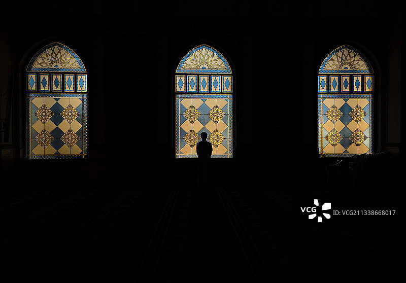 清真寺的窗户下一位教徒图片素材