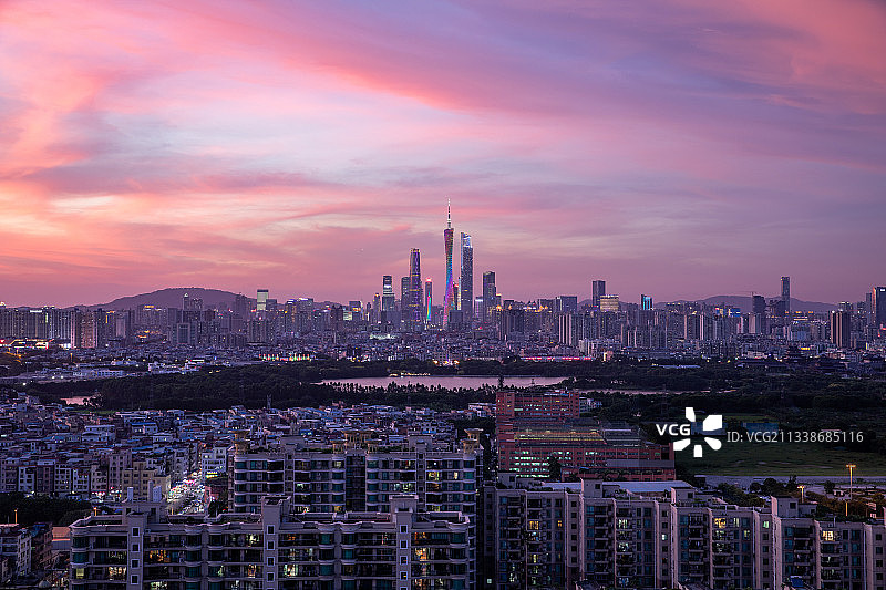 广州市中轴线广州塔晚霞火烧云珠江新城西塔东塔金融财富中心大厦图片素材