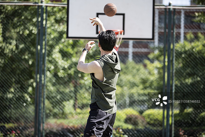 一个青年男子打篮球肖像图片素材