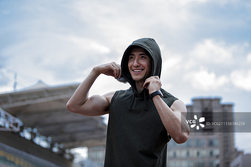 一个青年男子戴耳机听音乐休闲放松图片素材