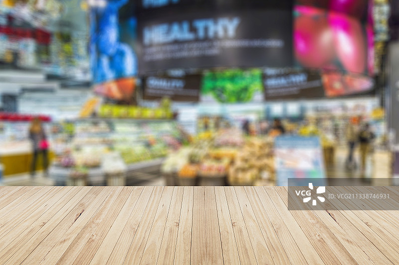 木板条和模糊的超市内景图片素材