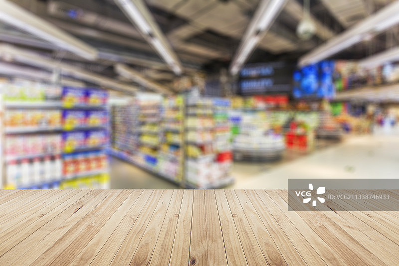 木板条和模糊的超市内景图片素材