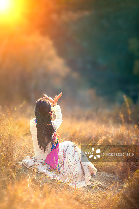 穿长裙的美女在秋天的内蒙古大青山夕阳下休闲旅游图片素材