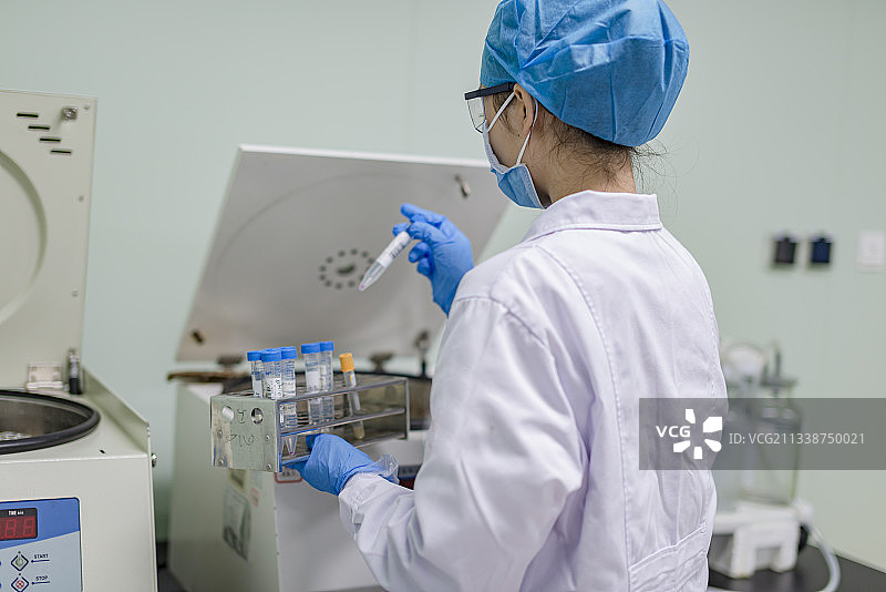 操作试验的年青女性研究员图片素材