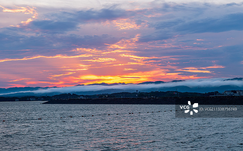 雨过天晴，荆州洈水水库惊现美丽的晚霞和云雾图片素材