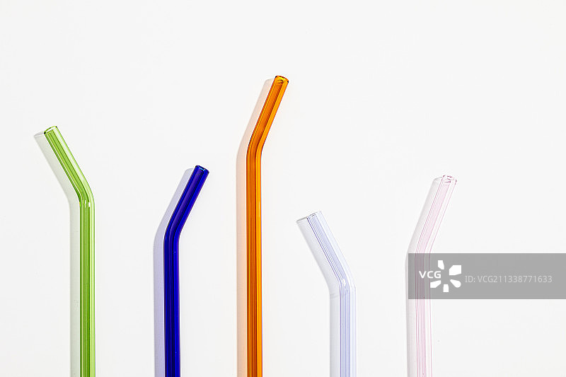 白底的彩色玻璃吸管图片素材