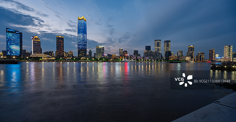 上海外滩夜景建筑群图片素材