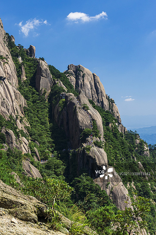 盛夏黄山险峻百步云梯游人如织图片素材