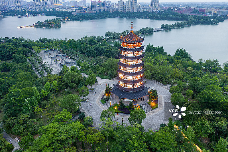 安徽省芜湖市湾沚区东湖公园楚风塔夜景图片素材