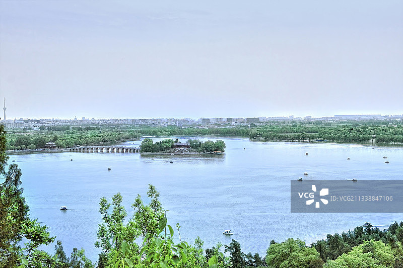 远眺颐和园十七孔桥南湖岛廓如亭图片素材