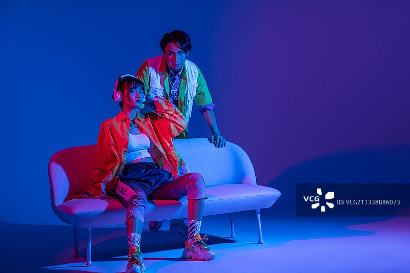 坐在沙发上的潮人年轻男女图片素材