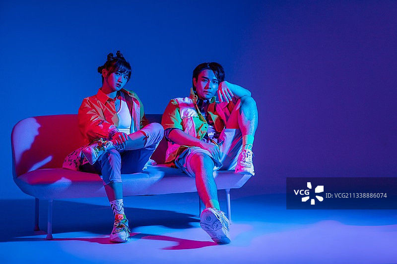 坐在沙发上的潮人年轻男女图片素材