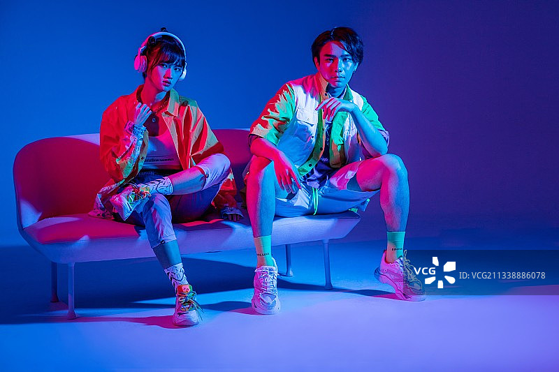 坐在沙发上的潮人年轻男女图片素材