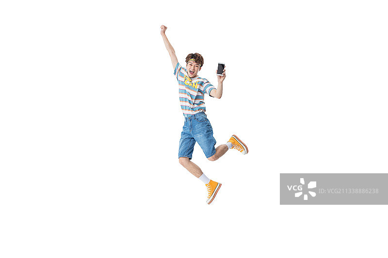 手拿手机跳跃的年轻男生图片素材