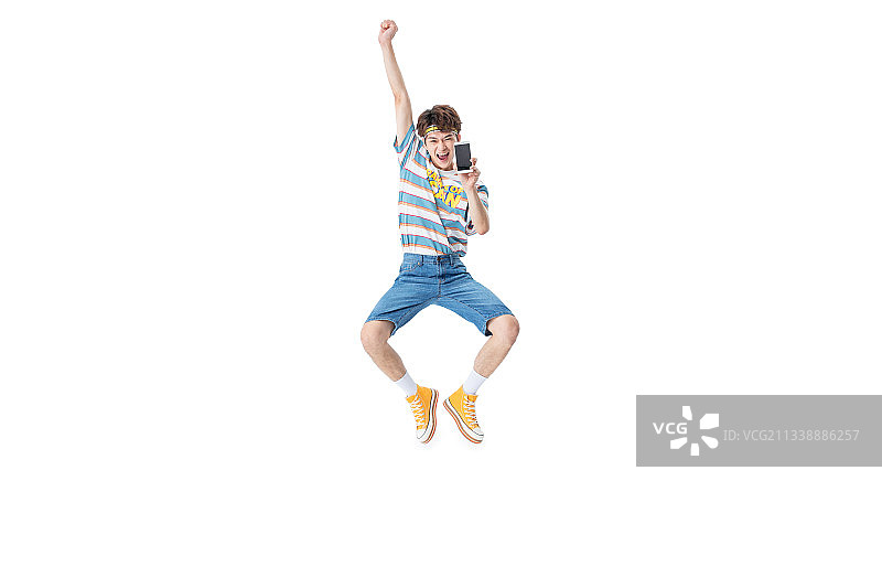 手拿手机跳跃的年轻男生图片素材