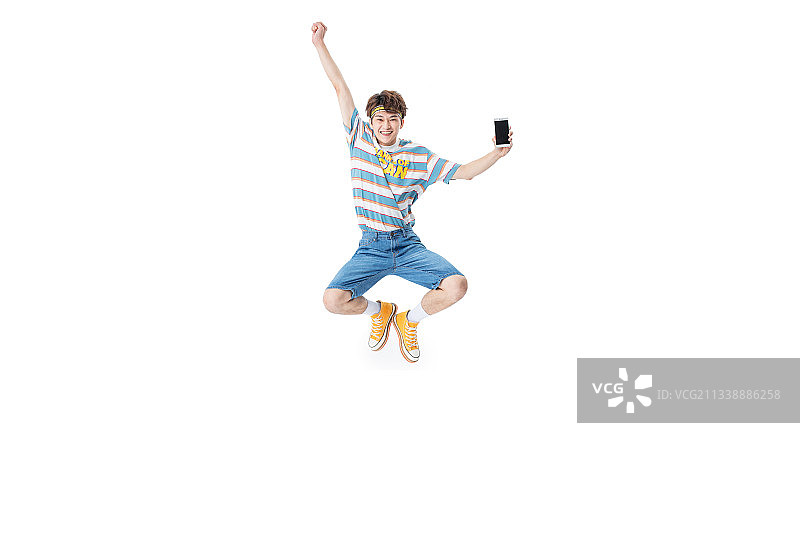 手拿手机跳跃的年轻男生图片素材