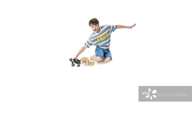 玩滑板跳跃的年轻男生图片素材