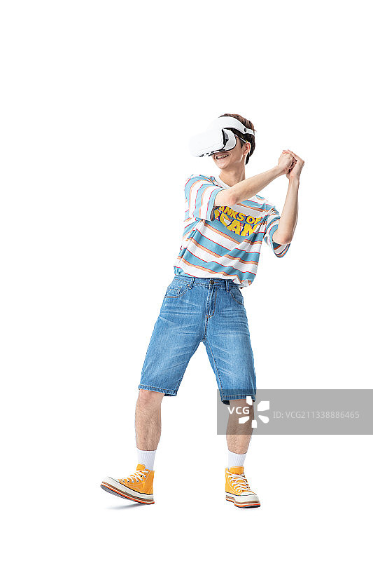 头戴VR进行互动娱乐的年轻男生图片素材