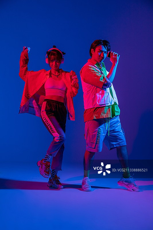 两个站在舞台中央的年轻男女图片素材