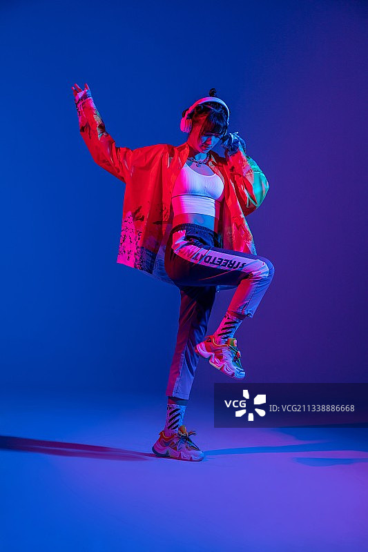 一个专注表演的年轻女生图片素材