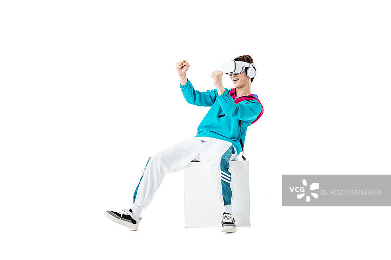 带着VR娱乐的年轻男生图片素材