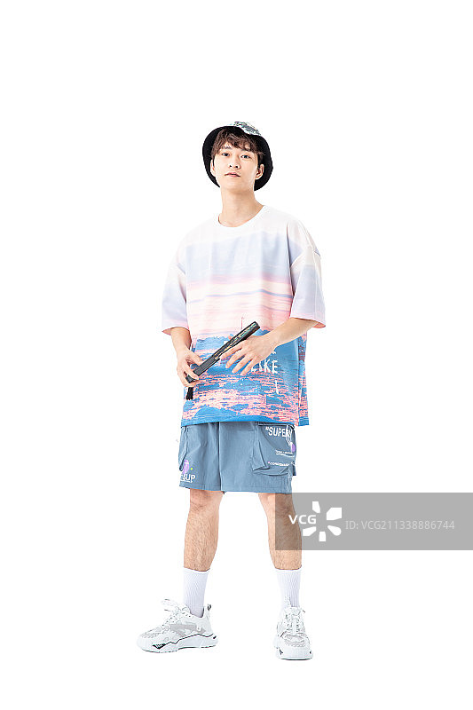 头戴渔夫帽手拿纸扇的年轻潮男图片素材