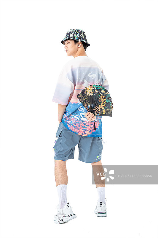 头戴渔夫帽手拿纸扇的年轻潮男图片素材