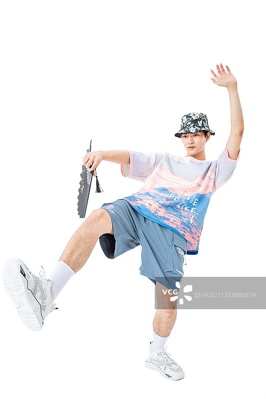 头戴渔夫帽手拿纸扇的年轻潮男图片素材